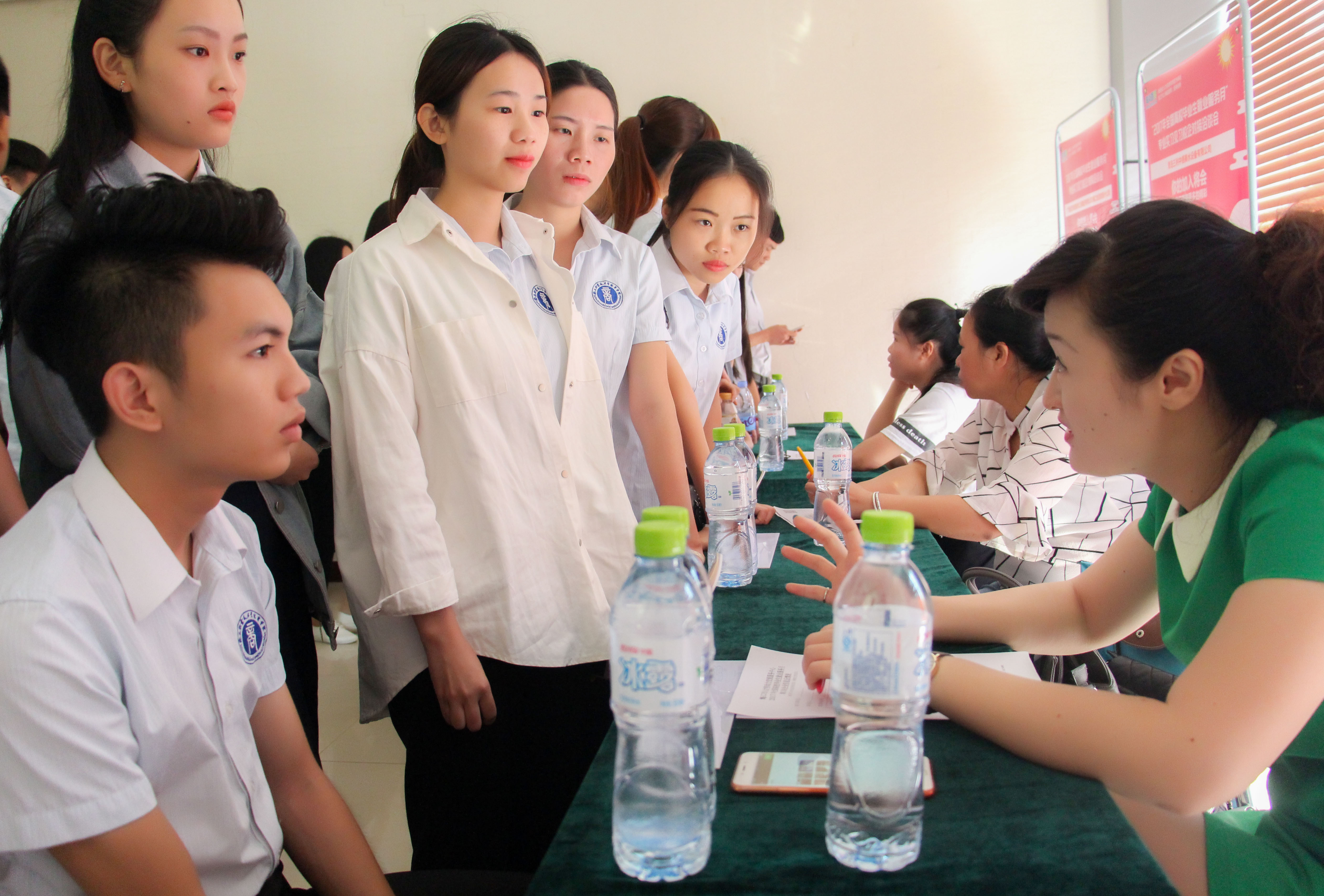 学生体验现场招聘（商学院 陈林锐摄影）.jpg